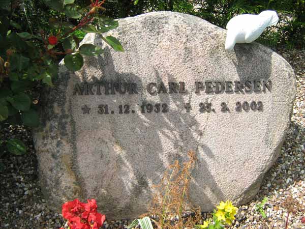 Billede af gravsten på Kædeby Kirkegård